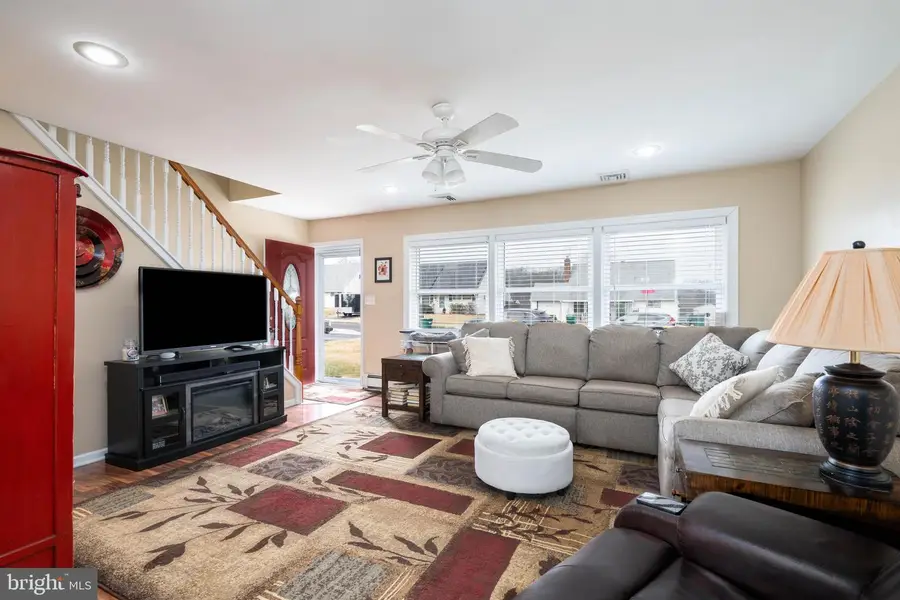 38 Vicar Ln, Levittown, PA 19054 - Image #3