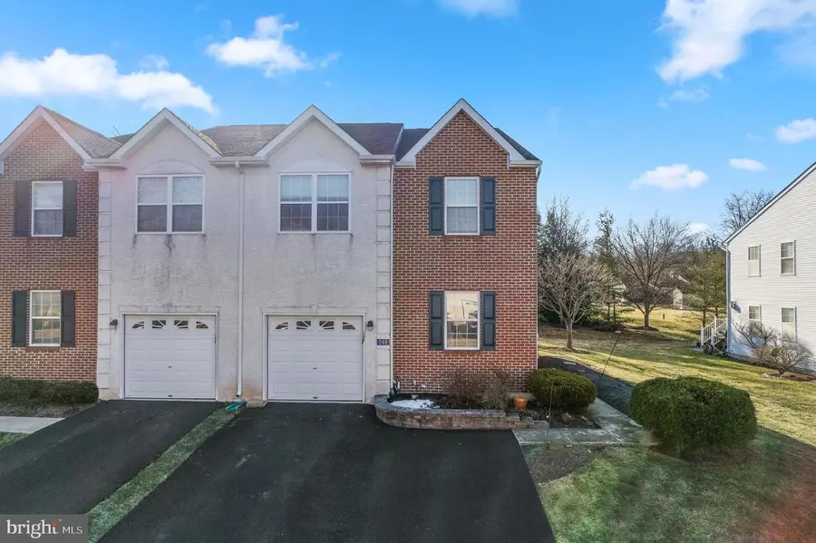 260 Hampshire Dr, Sellersville, PA 18960 - Image #2