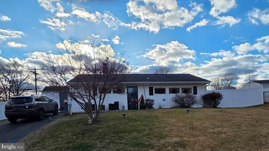 5 Thimbleberry Ln, Levittown, PA 19054 - Image #1