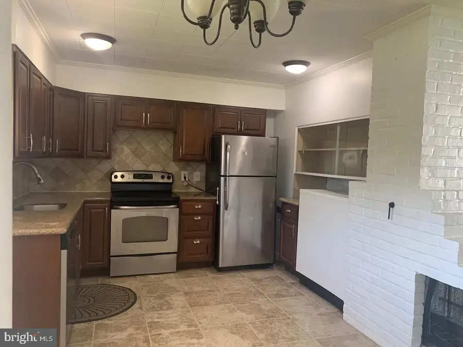 5 Thimbleberry Ln, Levittown, PA 19054 - Image #2