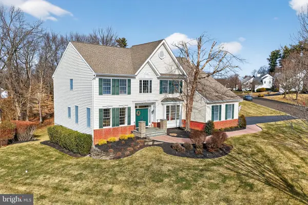 8 Stallion Cir, UPPER HOLLAND, PA 19053