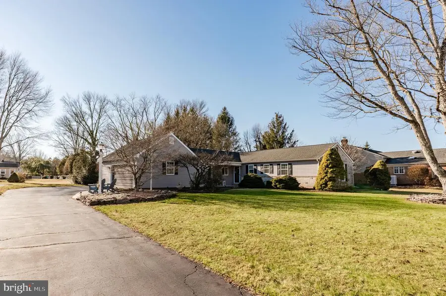 23 Wooden Bridge Ct, Southampton, PA 18966 - Image #2