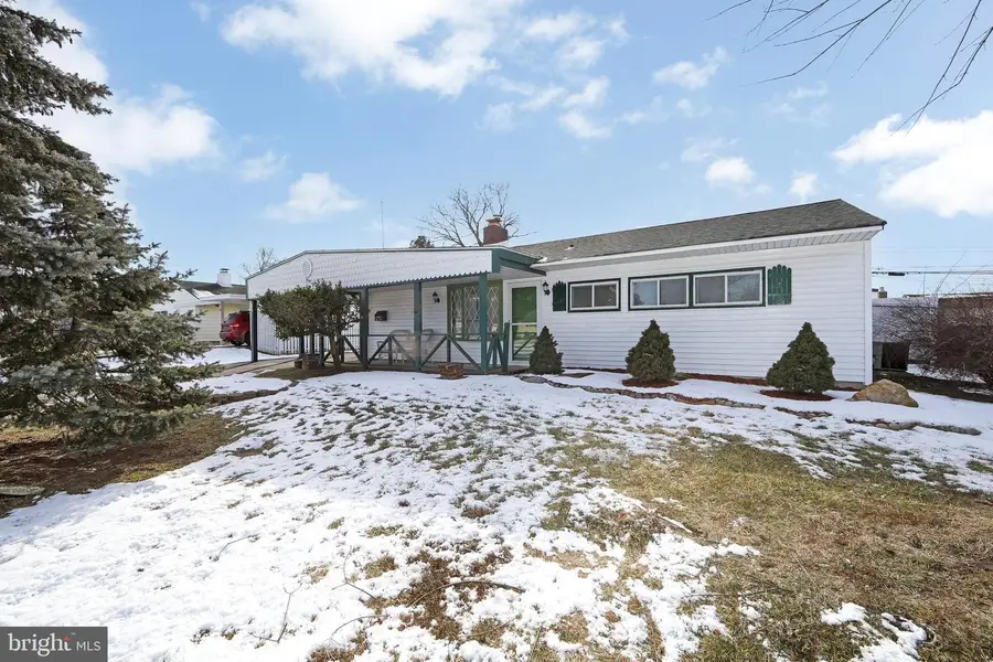 29 Pond Ln, Levittown, PA 19054 - Image #2