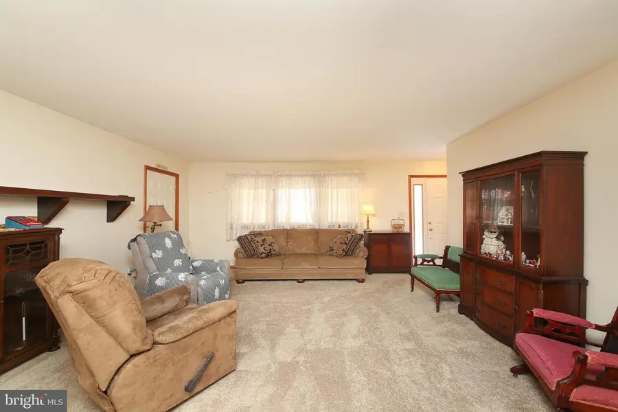 43 Evergreen Dr, Doylestown, PA 18901 - #2