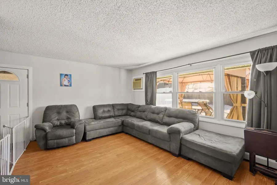 5 Nickelhill Ln, Levittown, PA 19054 - #2