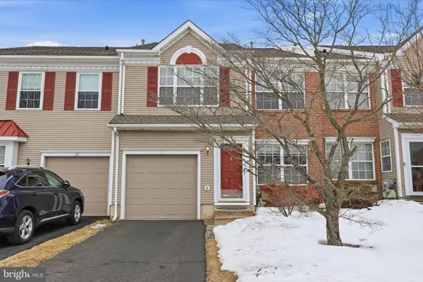 25 Honey Locust Ln, NEWTOWN, PA 18940