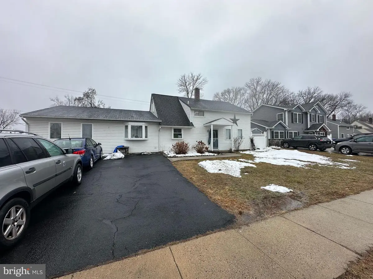 56 Goldenridge Dr, Levittown, PA 19057 - #1