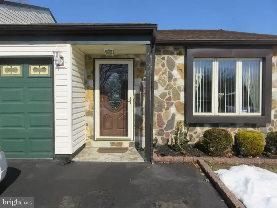 737 Tennyson Dr, Warminster, PA 18974 - #2