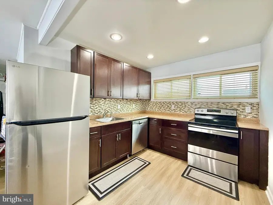 24 Roundwood Ln, Levittown, PA 19055 - #3