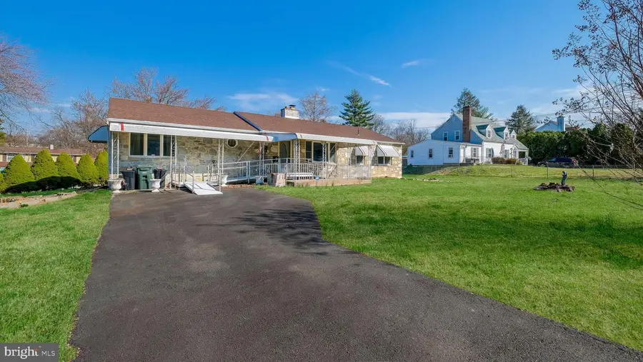 8 Village Dr, Feasterville Trevose, PA 19053 - #2