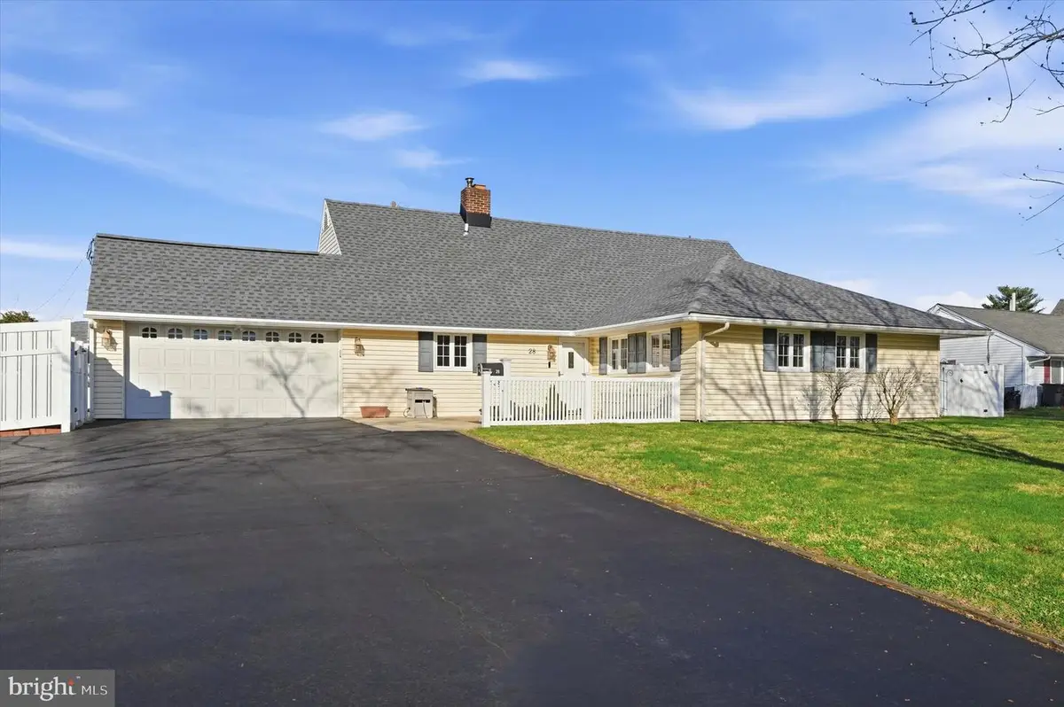 28 Sycamore Rd, Levittown, PA 19056 - #1