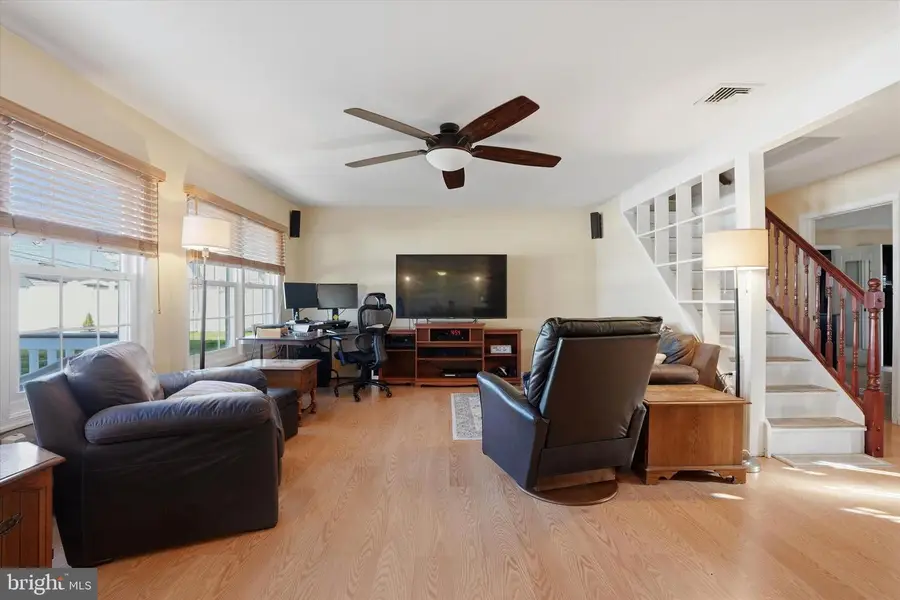 28 Sycamore Rd, Levittown, PA 19056 - #3