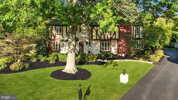 8 Moon Cir, YARDLEY, PA 19067