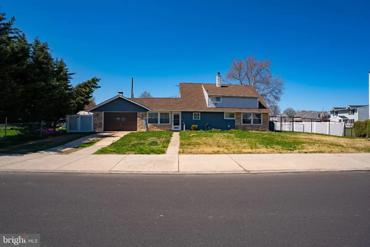 123 Goldenridge Dr, Levittown, PA 19057 - #1