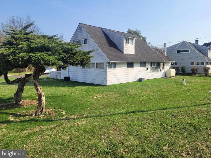 19 Camellia Rd, Levittown, PA 19057 - #2