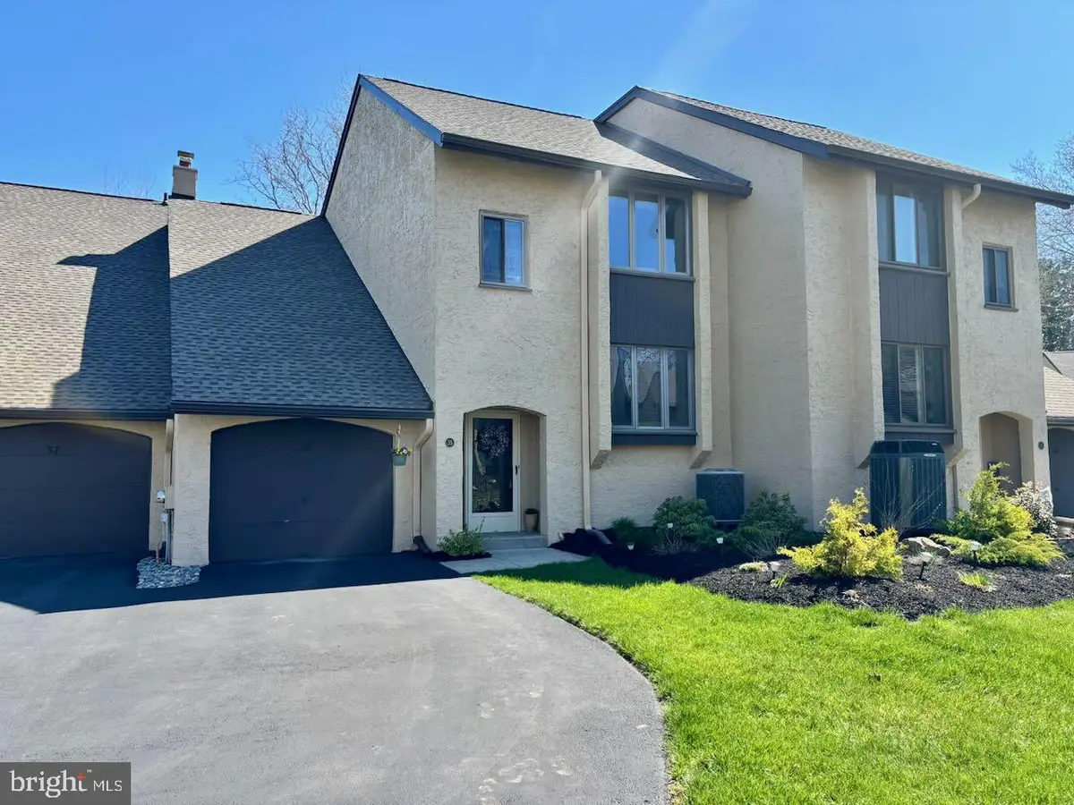 35 Golf Club Dr, Langhorne, PA 19047 - #1