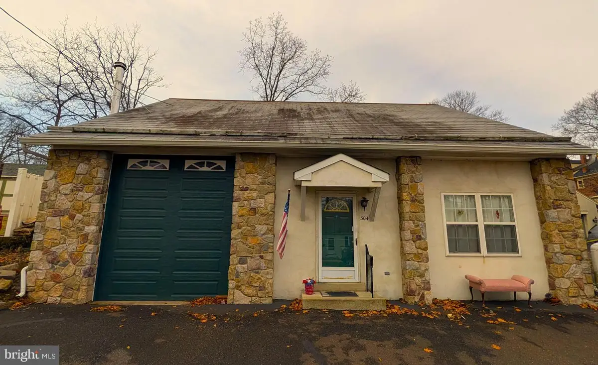 304 W Spruce St, Perkasie, PA 18944 - #1