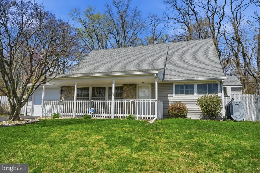 103 Hedge Rd, Levittown, PA 19056 - #3