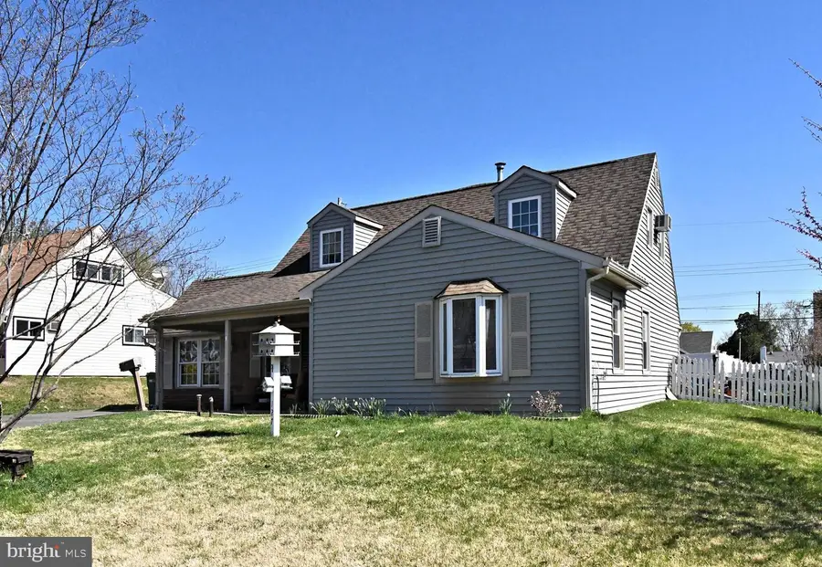 127 Hedge Rd, Levittown, PA 19056 - #3