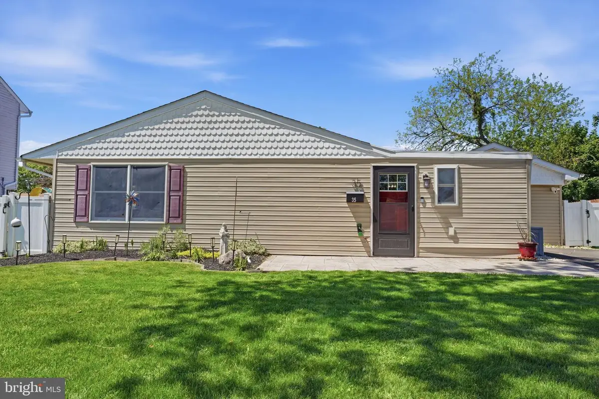 35 Ember Ln, Levittown, PA 19054 - #1