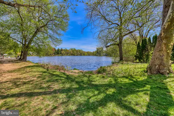 2323 Lakeview Dr, YARDLEY, PA 19067