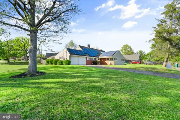 18 S Forsythia Dr S, LEVITTOWN, PA 19056