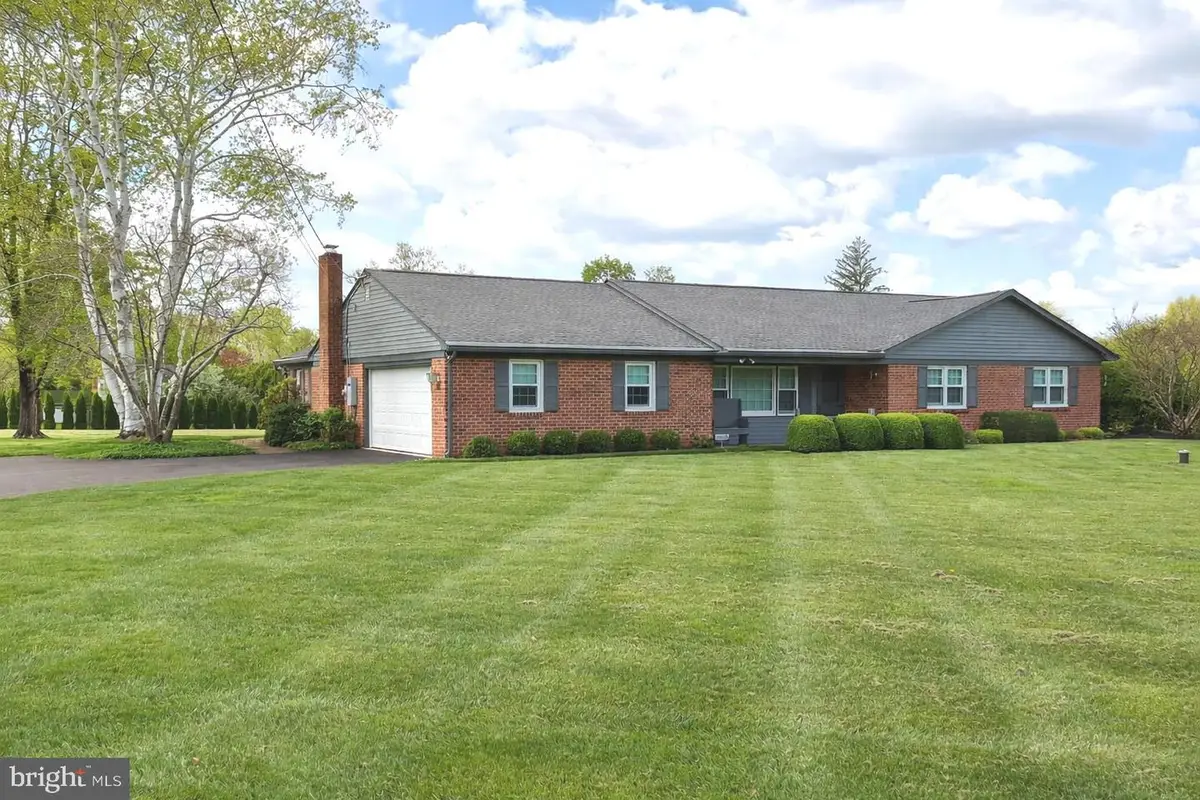 228 Chestnut Valley Dr, Doylestown, PA 18901 - #1