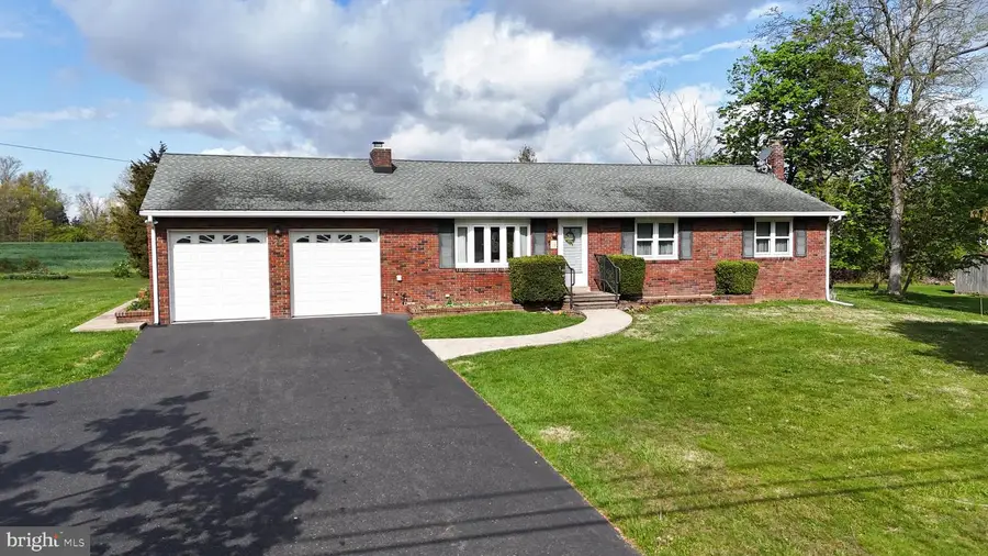 29 W Creamery Rd, Trumbauersville, PA 18970 - #2