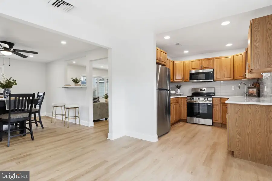 7 Wildflower Rd, Levittown, PA 19057 - #2