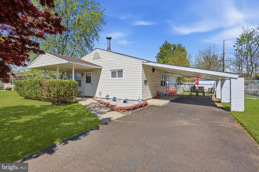 14 Dewberry Ln, Levittown, PA 19055 - #2