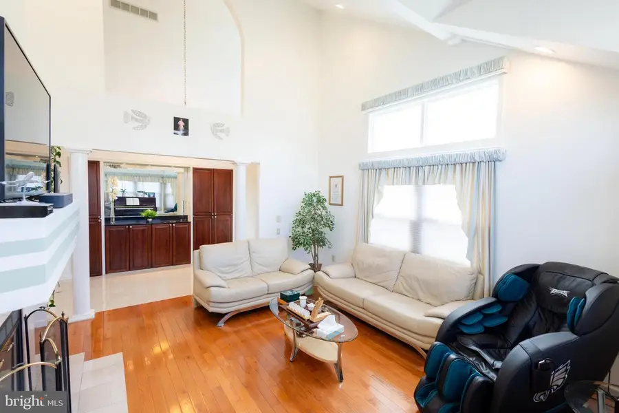 6 Bellwood Dr, Feasterville Trevose, PA 19053 - #3