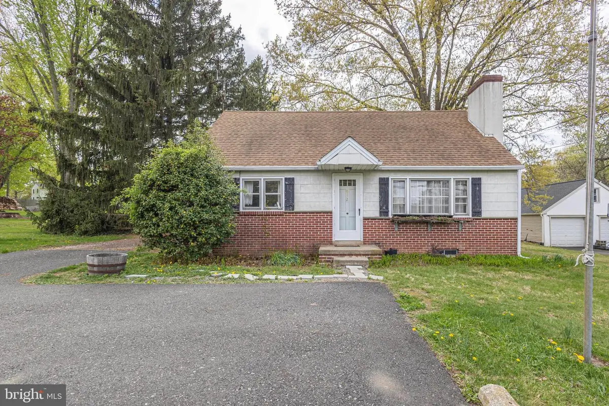 812 E Walnut St, Perkasie, PA 18944 - #1