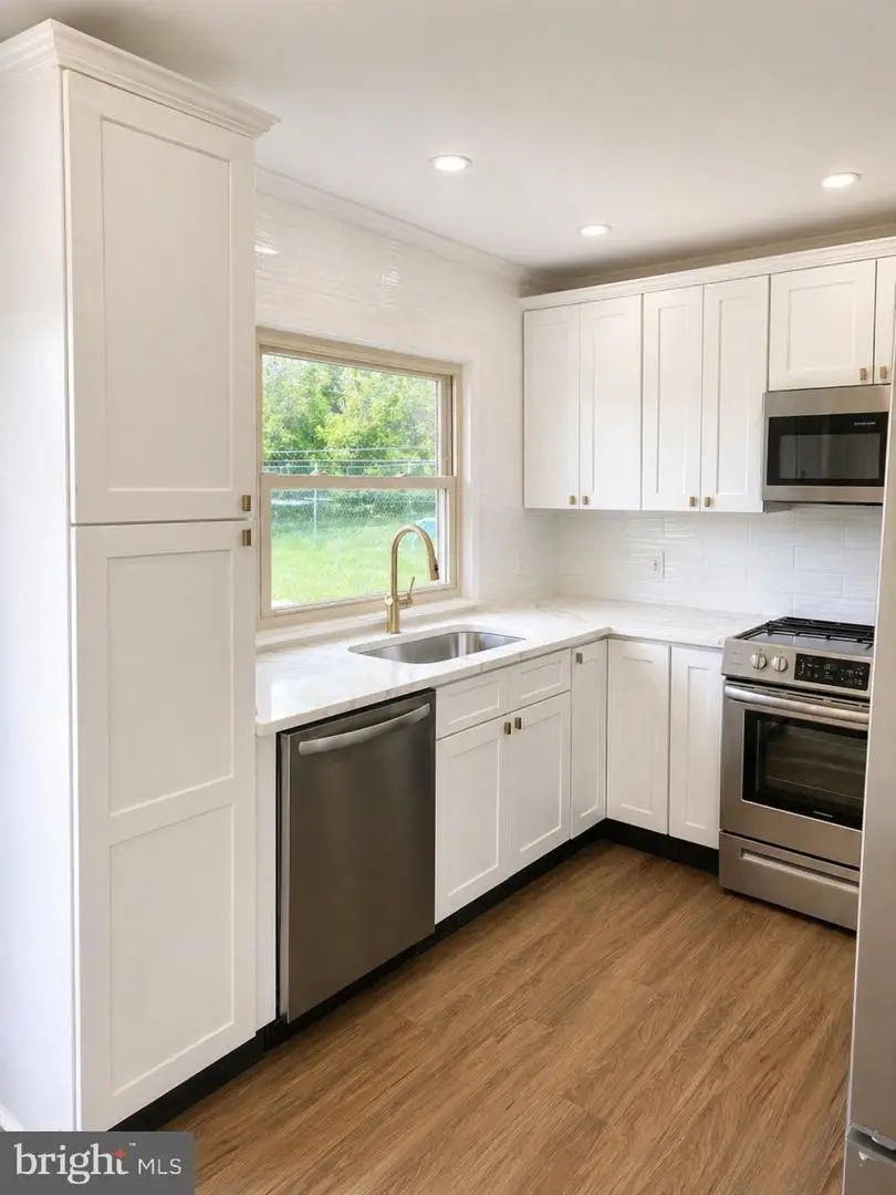 204 Kenwood Dr S, Levittown, PA 19055 - #2