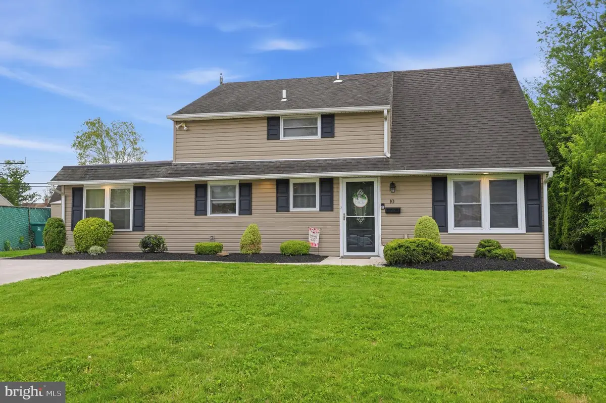 10 Inland Rd, Levittown, PA 19057 - #1