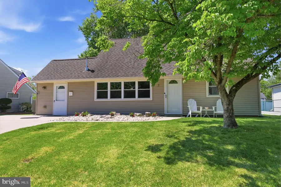 7 New Pond Ln, Levittown, PA 19054 - #2