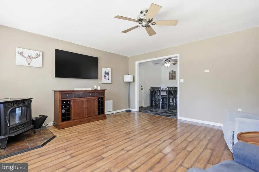 7 New Pond Ln, Levittown, PA 19054 - #3