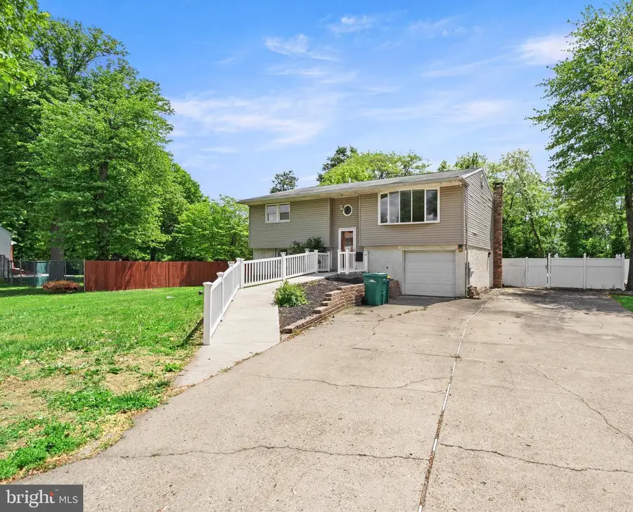 6998 Headley Ct, Levittown, PA 19057 - #2