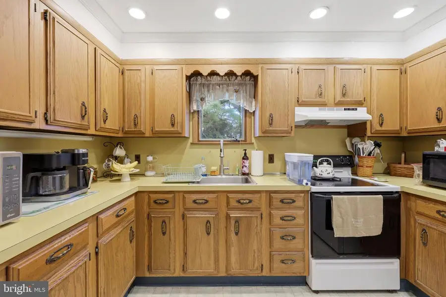 442 Lakeside Dr, Levittown, PA 19054 - #2