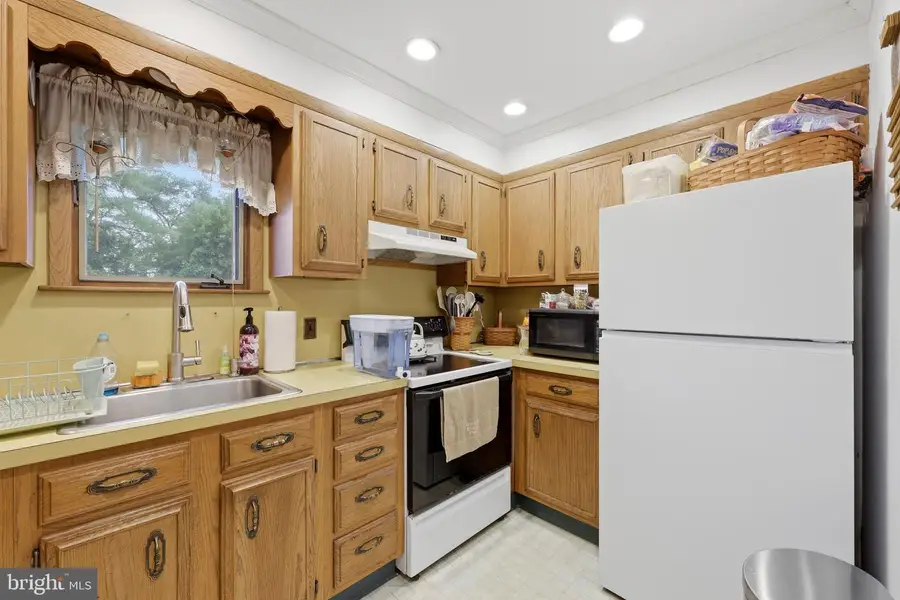 442 Lakeside Dr, Levittown, PA 19054 - #3
