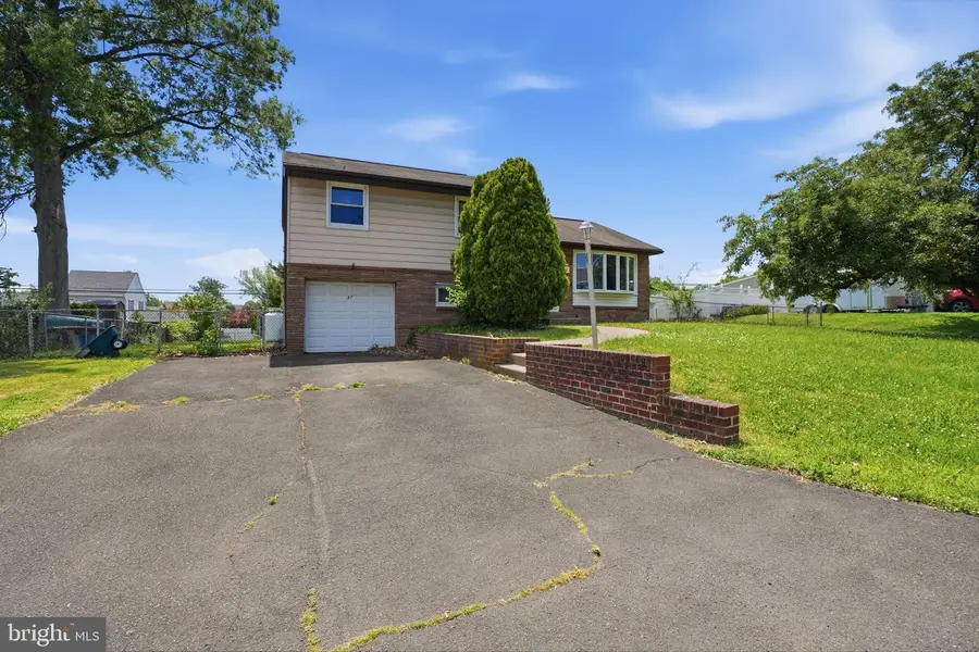 27 Revere St, Feasterville Trevose, PA 19053 - #3