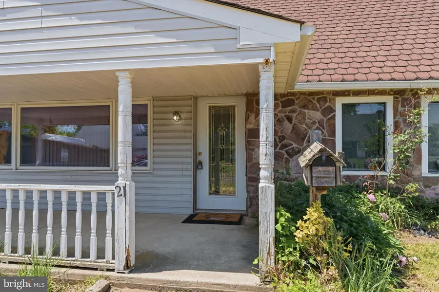 21 Iris Rd, Levittown, PA 19057 - #2