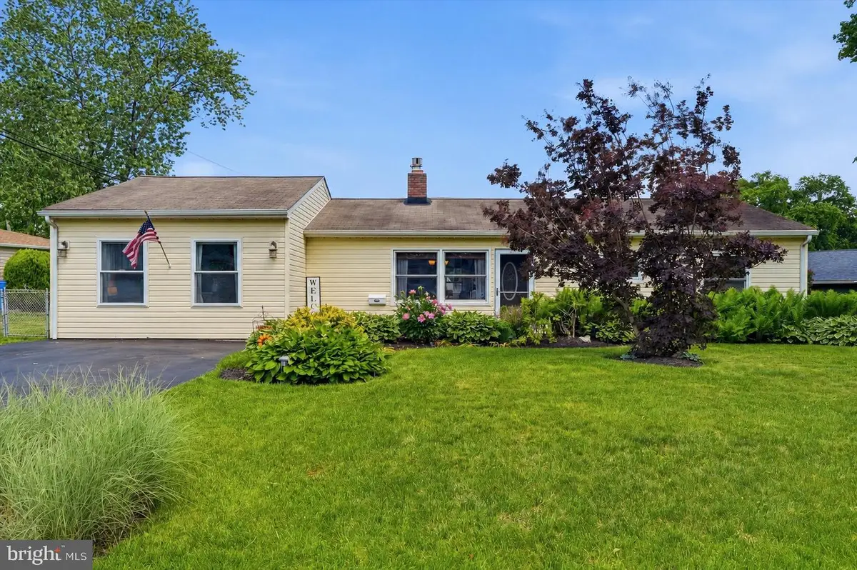 53 Birch Dr, Levittown, PA 19054 - #1