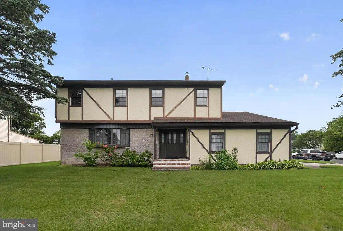 95 Taylor Dr, Levittown, PA 19054 - #1