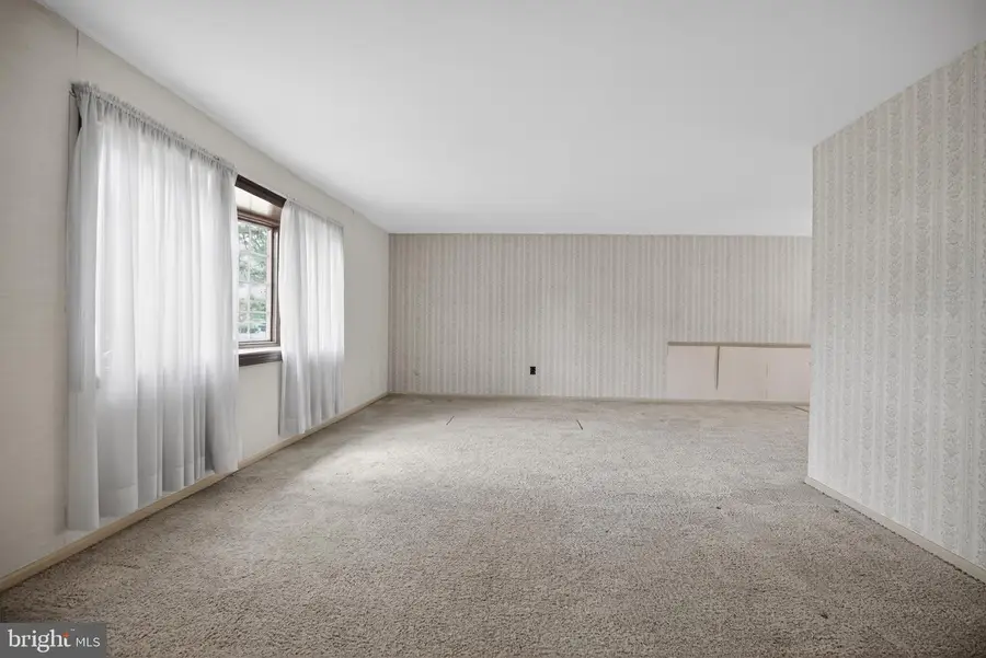 95 Taylor Dr, Levittown, PA 19054 - #3