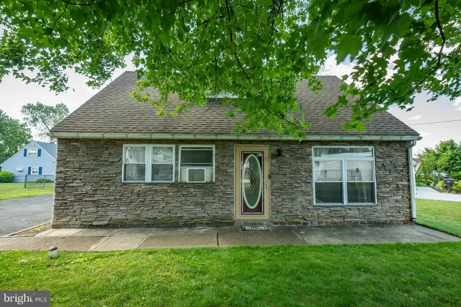 587 Arbor Rd, Morrisville, PA 19067 - #2