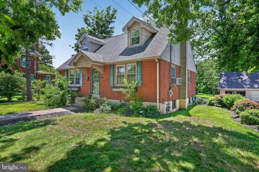 316 E Walnut St, Perkasie, PA 18944 - #2