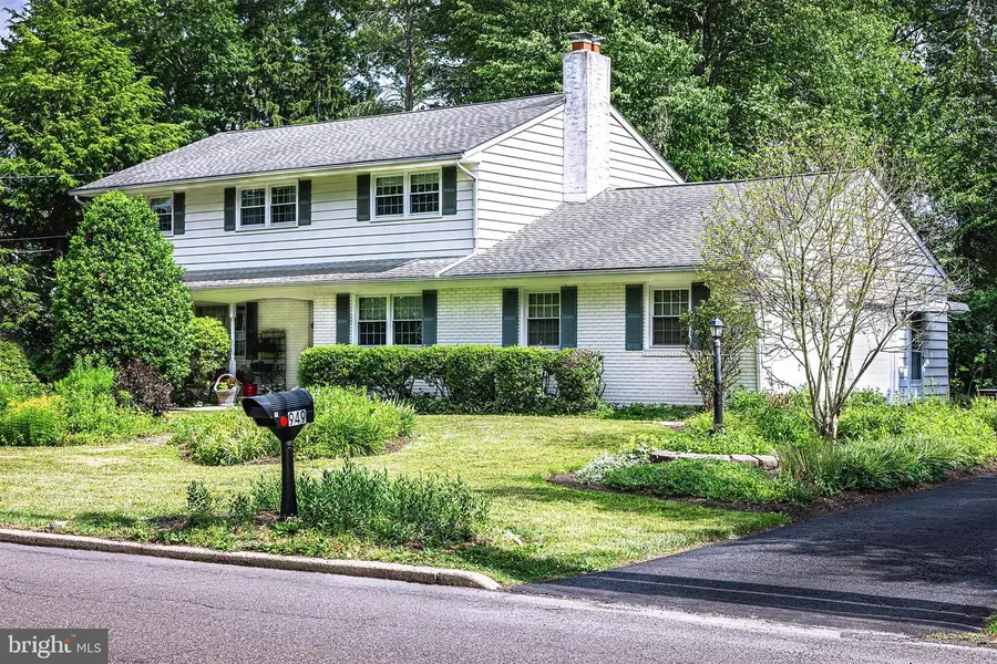949 Queens Dr, Yardley, PA 19067 - #2