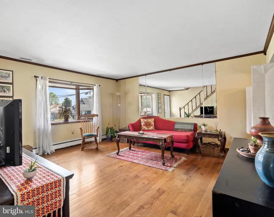 7 Misty Pine Rd, Levittown, PA 19056 - #3