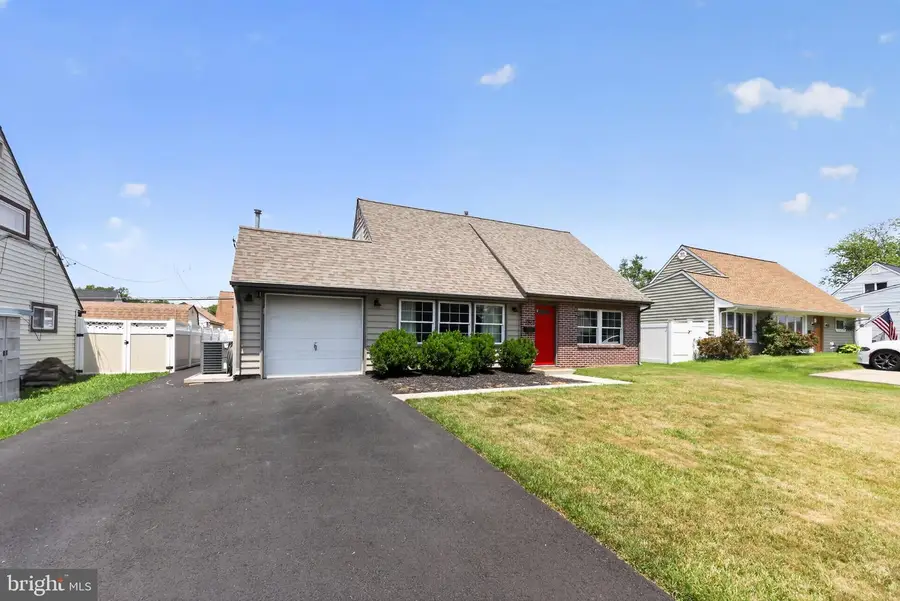 50 Middle Rd, Levittown, PA 19056 - #2