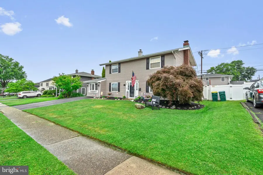 29 Tinder Rd, Levittown, PA 19056 - #3
